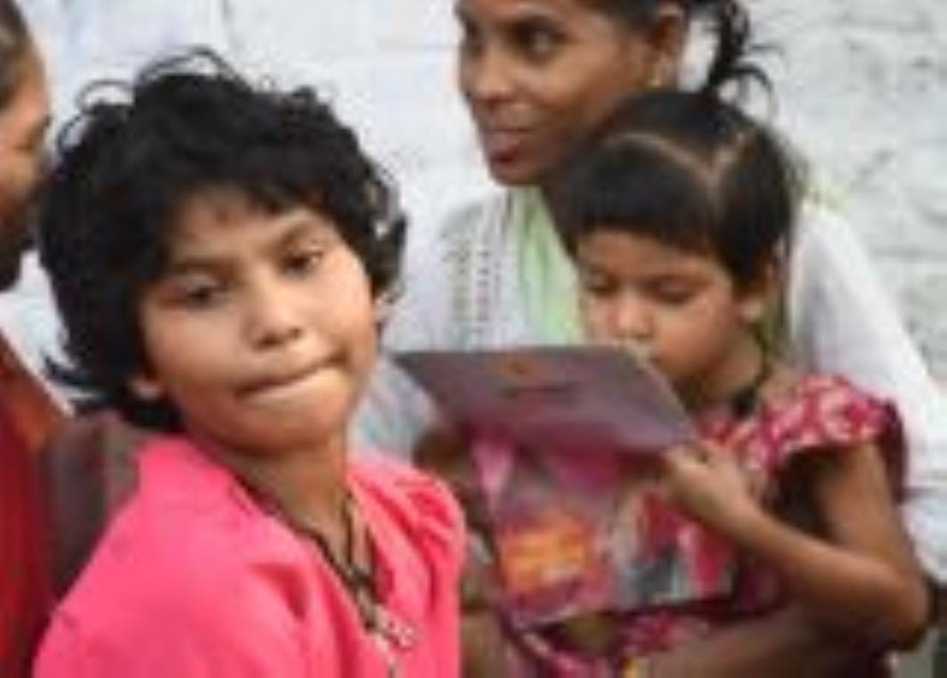 बालू अड्डा स्थित मलिन बस्ती में हुए कार्यक्रम में केजीएमयू की प्रोफेसर सुजाता देव, परामर्शदाता 