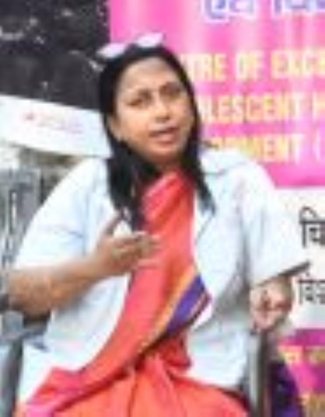 बालू अड्डा स्थित मलिन बस्ती में हुए कार्यक्रम में केजीएमयू की प्रोफेसर सुजाता देव, परामर्शदाता 