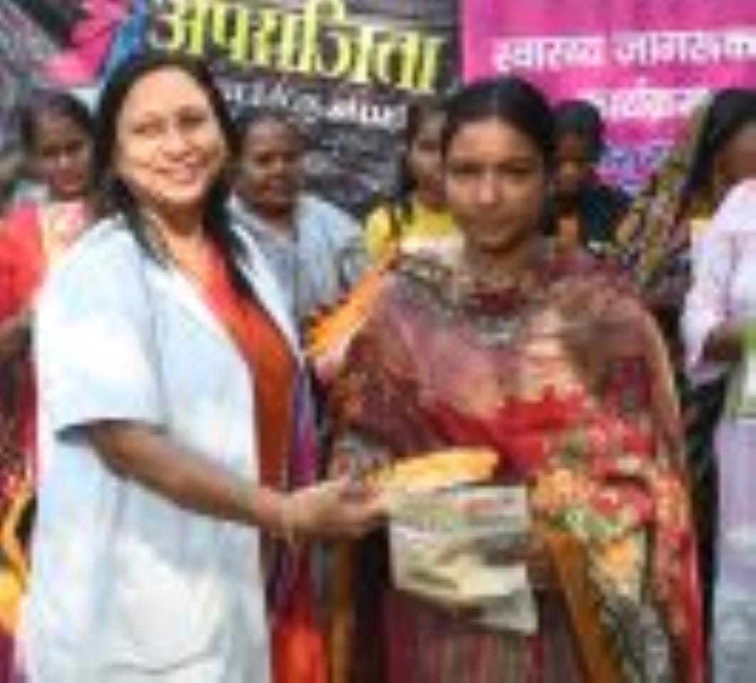 बालू अड्डा स्थित मलिन बस्ती में हुए कार्यक्रम में केजीएमयू की प्रोफेसर सुजाता देव, परामर्शदाता 