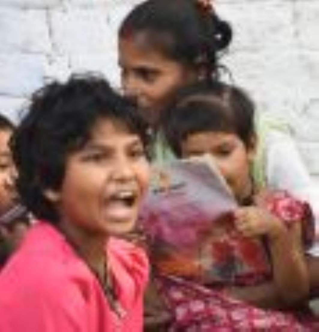 बालू अड्डा स्थित मलिन बस्ती में हुए कार्यक्रम में केजीएमयू की प्रोफेसर सुजाता देव, परामर्शदाता 