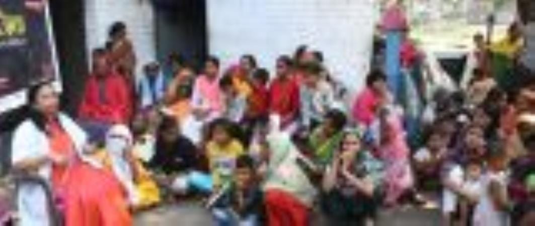बालू अड्डा स्थित मलिन बस्ती में हुए कार्यक्रम में केजीएमयू की प्रोफेसर सुजाता देव, परामर्शदाता 