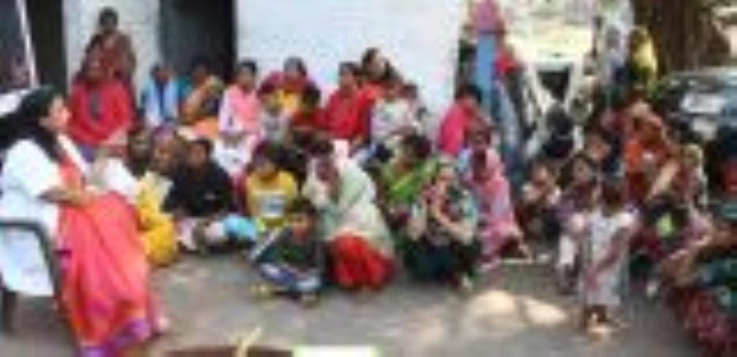 बालू अड्डा स्थित मलिन बस्ती में हुए कार्यक्रम में केजीएमयू की प्रोफेसर सुजाता देव, परामर्शदाता 
