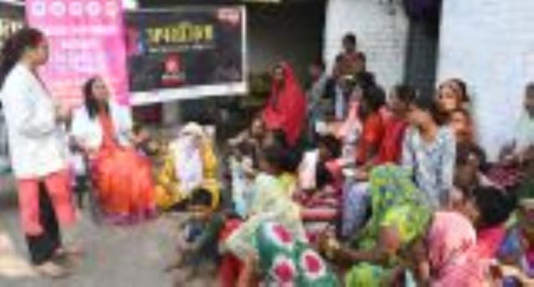 बालू अड्डा स्थित मलिन बस्ती में हुए कार्यक्रम में केजीएमयू की प्रोफेसर सुजाता देव, परामर्शदाता 