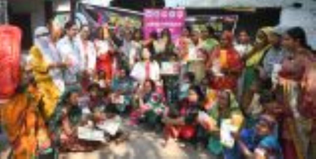 बालू अड्डा स्थित मलिन बस्ती में हुए कार्यक्रम में केजीएमयू की प्रोफेसर सुजाता देव, परामर्शदाता 