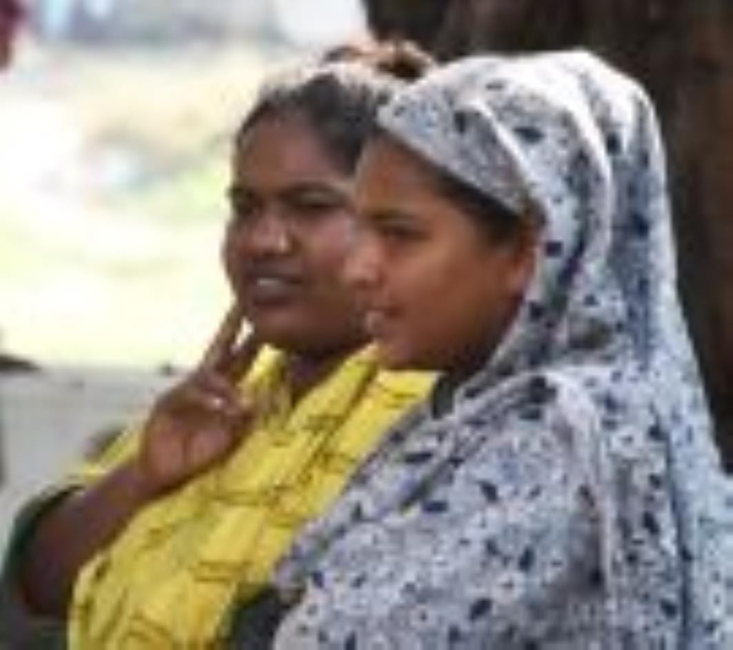 बालू अड्डा स्थित मलिन बस्ती में हुए कार्यक्रम में केजीएमयू की प्रोफेसर सुजाता देव, परामर्शदाता 