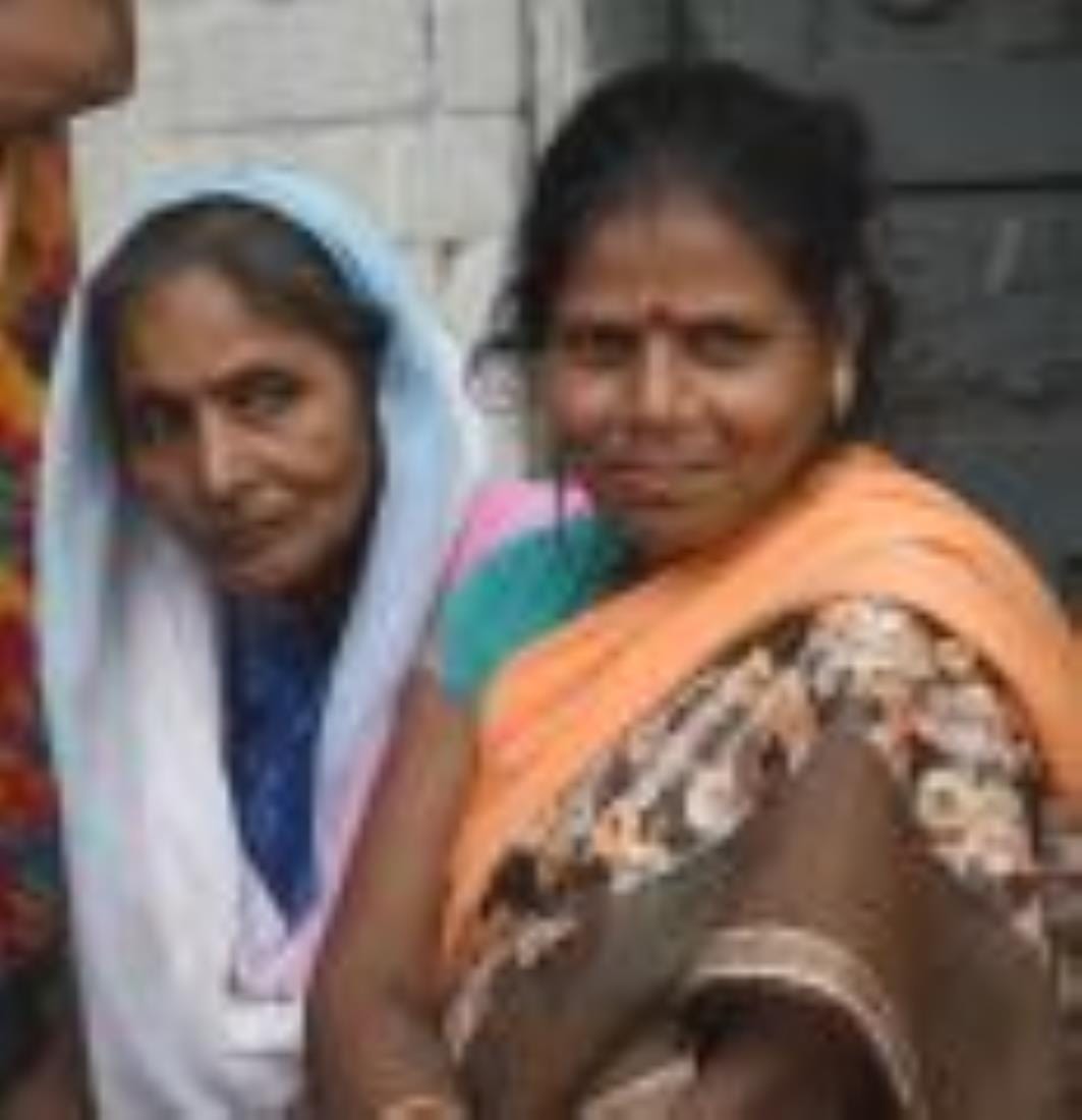बालू अड्डा स्थित मलिन बस्ती में हुए कार्यक्रम में केजीएमयू की प्रोफेसर सुजाता देव, परामर्शदाता 