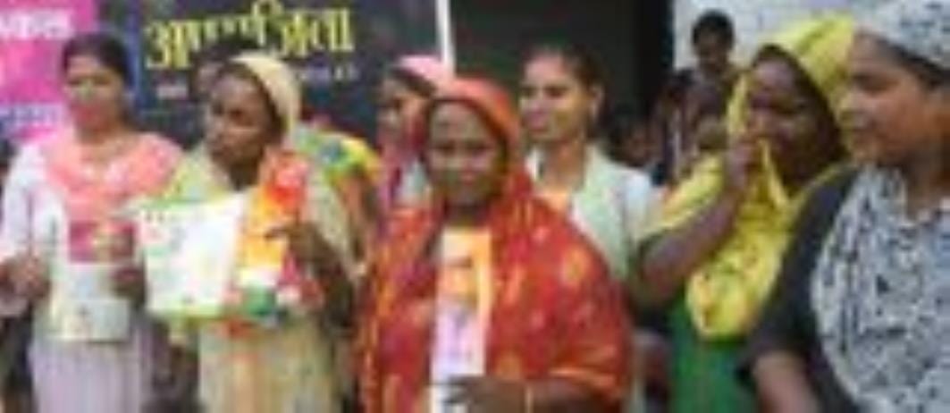 बालू अड्डा स्थित मलिन बस्ती में हुए कार्यक्रम में केजीएमयू की प्रोफेसर सुजाता देव, परामर्शदाता 