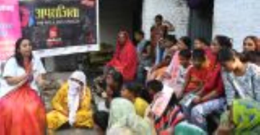 बालू अड्डा स्थित मलिन बस्ती में हुए कार्यक्रम में केजीएमयू की प्रोफेसर सुजाता देव, परामर्शदाता 