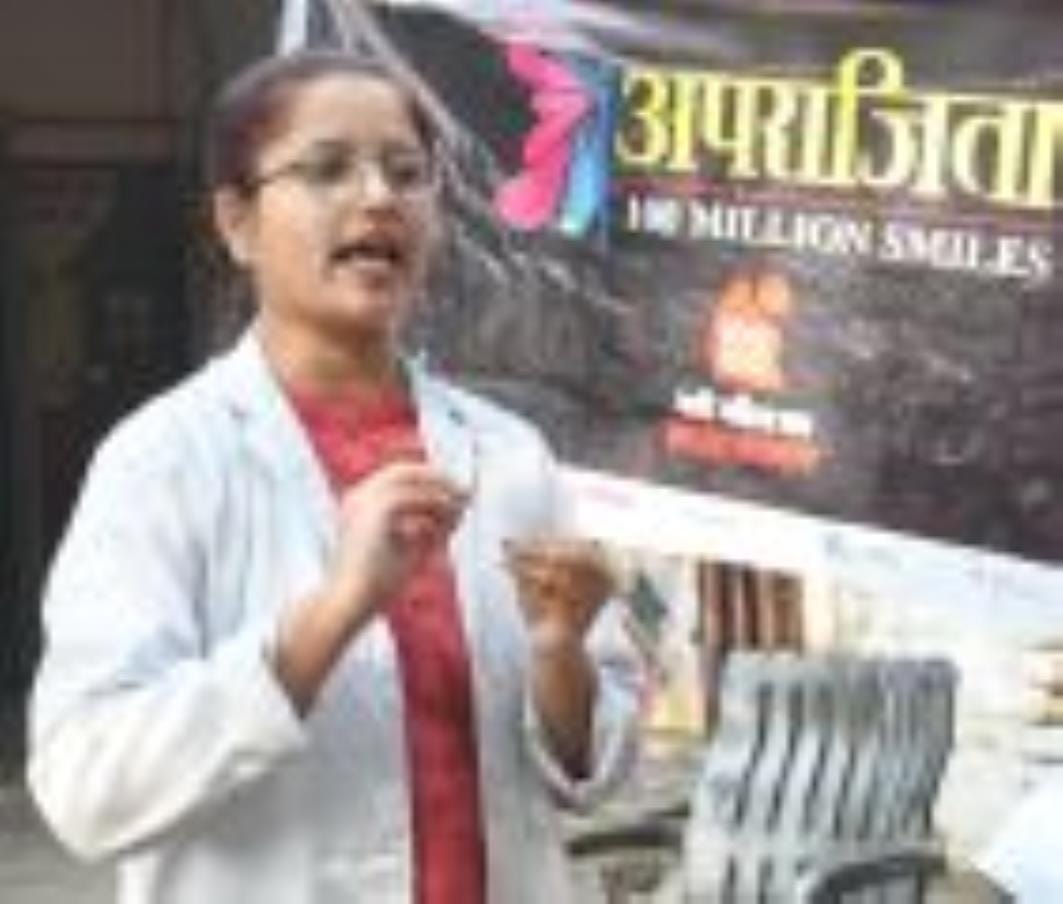 बालू अड्डा स्थित मलिन बस्ती में हुए कार्यक्रम में केजीएमयू की प्रोफेसर सुजाता देव, परामर्शदाता 