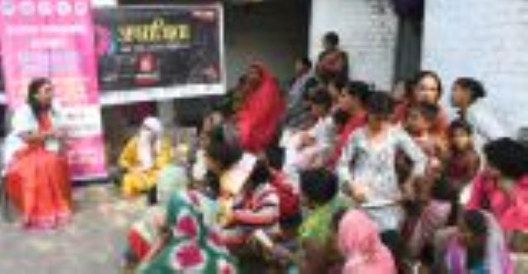 बालू अड्डा स्थित मलिन बस्ती में हुए कार्यक्रम में केजीएमयू की प्रोफेसर सुजाता देव, परामर्शदाता 