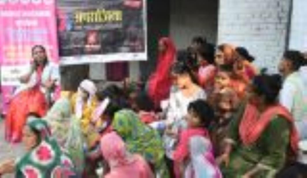 बालू अड्डा स्थित मलिन बस्ती में हुए कार्यक्रम में केजीएमयू की प्रोफेसर सुजाता देव, परामर्शदाता 