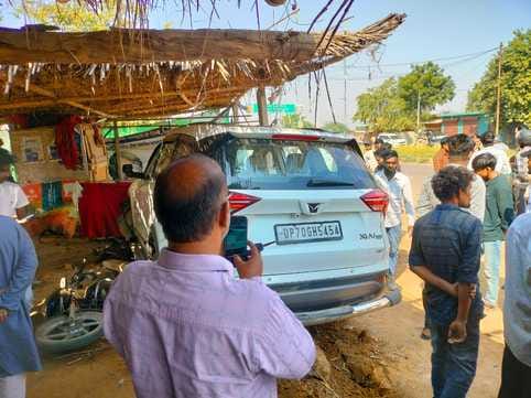 एंबुलेंस से घायल शिमला व खुशी को अस्पताल ले जाया गया।। स्रोत : ग्रामीण
