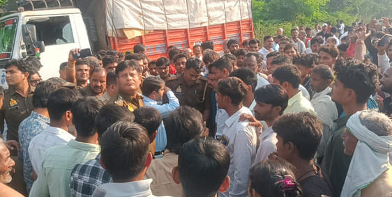 फोटो 07 एचएएमपी 30- राठ पनवाड़ी मार्ग पर झांकर रखकर जाम लगाए ग्रामीण। संवाद फोटो 07 एचएएमपी 30- राठ पनवाड़ी मार्ग पर झांकर रखकर जाम लगाए ग्रामीण। संवाद