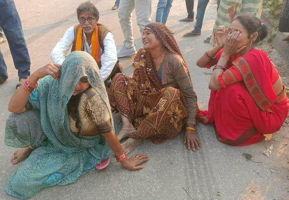 फोटो 07 एचएएमपी 30- राठ पनवाड़ी मार्ग पर झांकर रखकर जाम लगाए ग्रामीण। संवाद फोटो 07 एचएएमपी 30- राठ पनवाड़ी मार्ग पर झांकर रखकर जाम लगाए ग्रामीण। संवाद