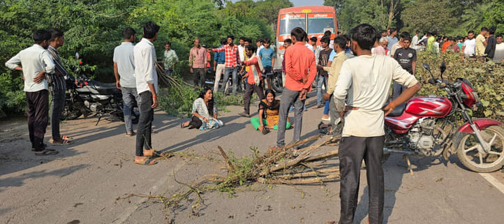 फोटो 07 एचएएमपी 30- राठ पनवाड़ी मार्ग पर झांकर रखकर जाम लगाए ग्रामीण। संवाद फोटो 07 एचएएमपी 30- राठ पनवाड़ी मार्ग पर झांकर रखकर जाम लगाए ग्रामीण। संवाद