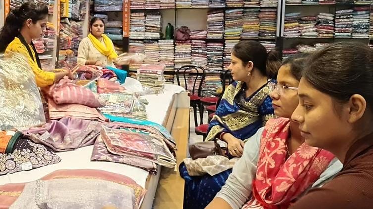 फोटो-12-कपड़ों की खरीदारी करती महिलाएं। संवाद फोटो-12-कपड़ों की खरीदारी करती महिलाएं। संवाद