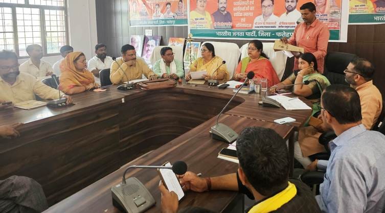 फोटो-20-पाठशाला में मौजूद प्रदेश उपाध्यक्ष व विधायक। संवाद फोटो-20-पाठशाला में मौजूद प्रदेश उपाध्यक्ष व विधायक। संवाद