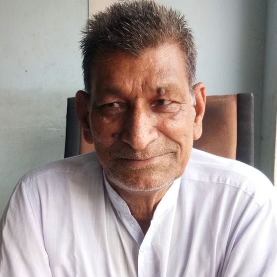 फोटो संख्या:-54 शहर में दुकान के बाहर रखी रजाई व रूई के बैंग---संवाद