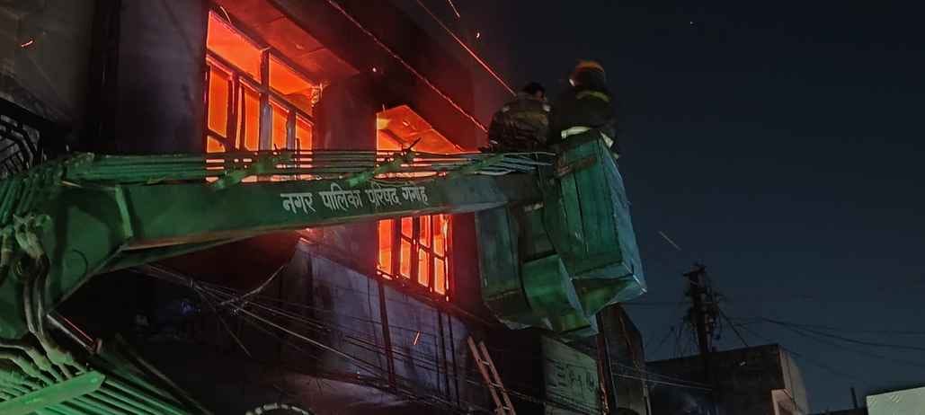 गंगोह में आग बुझाते दमकल कर्मी