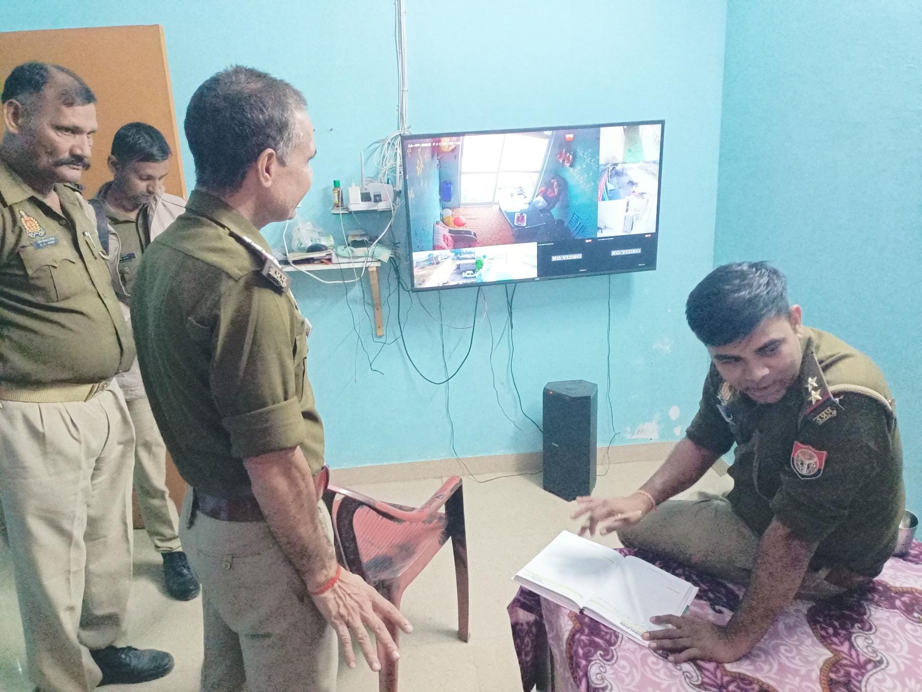 जानकीपुरम इलाके में महिला की हत्या के बाद घटनास्थल पर जांच करती पुलिस। जानकीपुरम इलाके में महिला की हत्या के बाद घटनास्थल पर जांच करती पुलिस।
