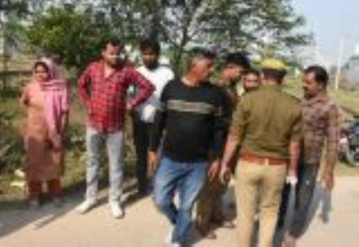 जानकीपुरम इलाके में महिला की हत्या के बाद घटनास्थल पर जांच करती पुलिस। जानकीपुरम इलाके में महिला की हत्या के बाद घटनास्थल पर जांच करती पुलिस।