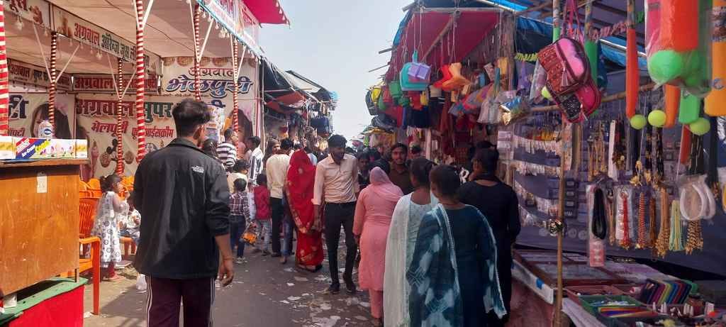 ककोड़ा मेले गंगा नदी में फंसी जेसीबी। सोशल मीडिया ककोड़ा मेले गंगा नदी में फंसी जेसीबी। सोशल मीडिया