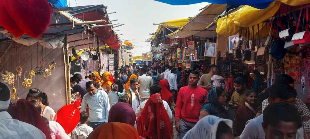 ककोड़ा मेले गंगा नदी में फंसी जेसीबी। सोशल मीडिया ककोड़ा मेले गंगा नदी में फंसी जेसीबी। सोशल मीडिया