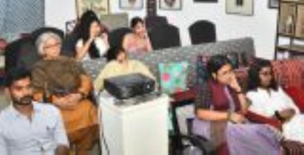  कैसरबाग सि्थत बायोस्कोप में शुक्रवार को निष्ठा जैन की निर्देशित डॉक्यूमेंट्री फार्मिंग द रेवोल