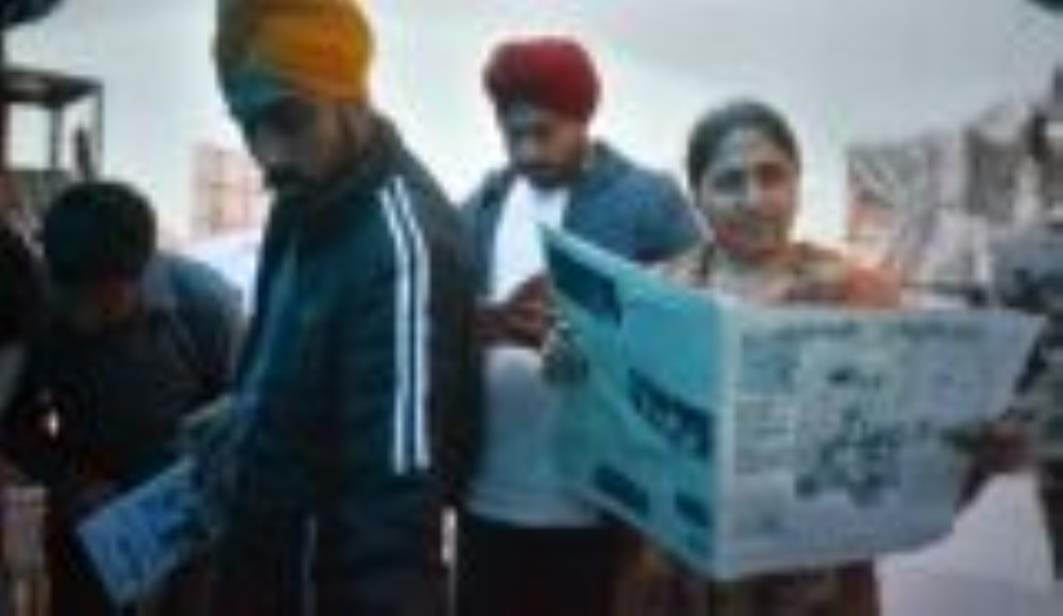  कैसरबाग सि्थत बायोस्कोप में शुक्रवार को निष्ठा जैन की निर्देशित डॉक्यूमेंट्री फार्मिंग द रेवोल
