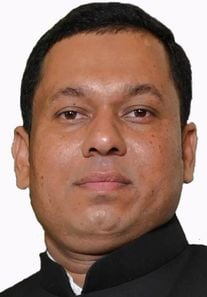 लाल इमली चौराहा स्थित दुकान से जैकेट की खरीदारी करते लोग। संवाद लाल इमली चौराहा स्थित दुकान से जैकेट की खरीदारी करते लोग। संवाद