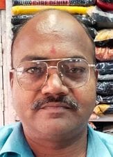 लाल इमली चौराहा स्थित दुकान से जैकेट की खरीदारी करते लोग। संवाद लाल इमली चौराहा स्थित दुकान से जैकेट की खरीदारी करते लोग। संवाद