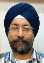 लाल इमली चौराहा स्थित दुकान से जैकेट की खरीदारी करते लोग। संवाद लाल इमली चौराहा स्थित दुकान से जैकेट की खरीदारी करते लोग। संवाद