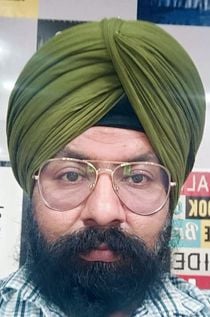 लाल इमली चौराहा स्थित दुकान से जैकेट की खरीदारी करते लोग। संवाद लाल इमली चौराहा स्थित दुकान से जैकेट की खरीदारी करते लोग। संवाद