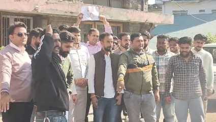 मिनी सचिवालय हमीरपुर में चुनाव आयोग के खिलाफ प्रदर्शन करते हुए पुतला जलाते युवा कांग्रेस कार्यक