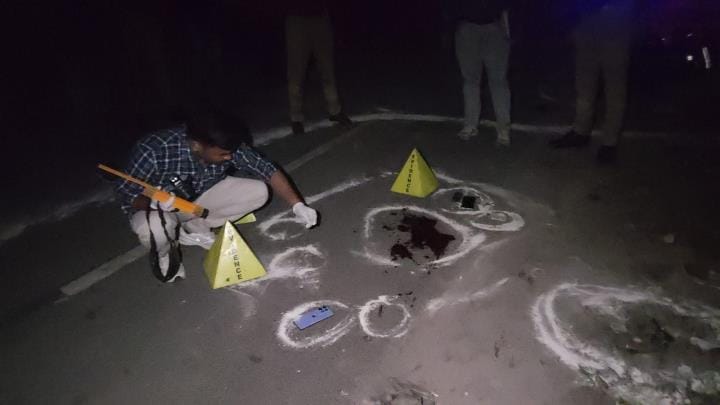 मुठभेड़ के दौरान गिरफ्तार बदमाश शुभम व जांच करती पुलिस। मुठभेड़ के दौरान गिरफ्तार बदमाश शुभम व जांच करती पुलिस।