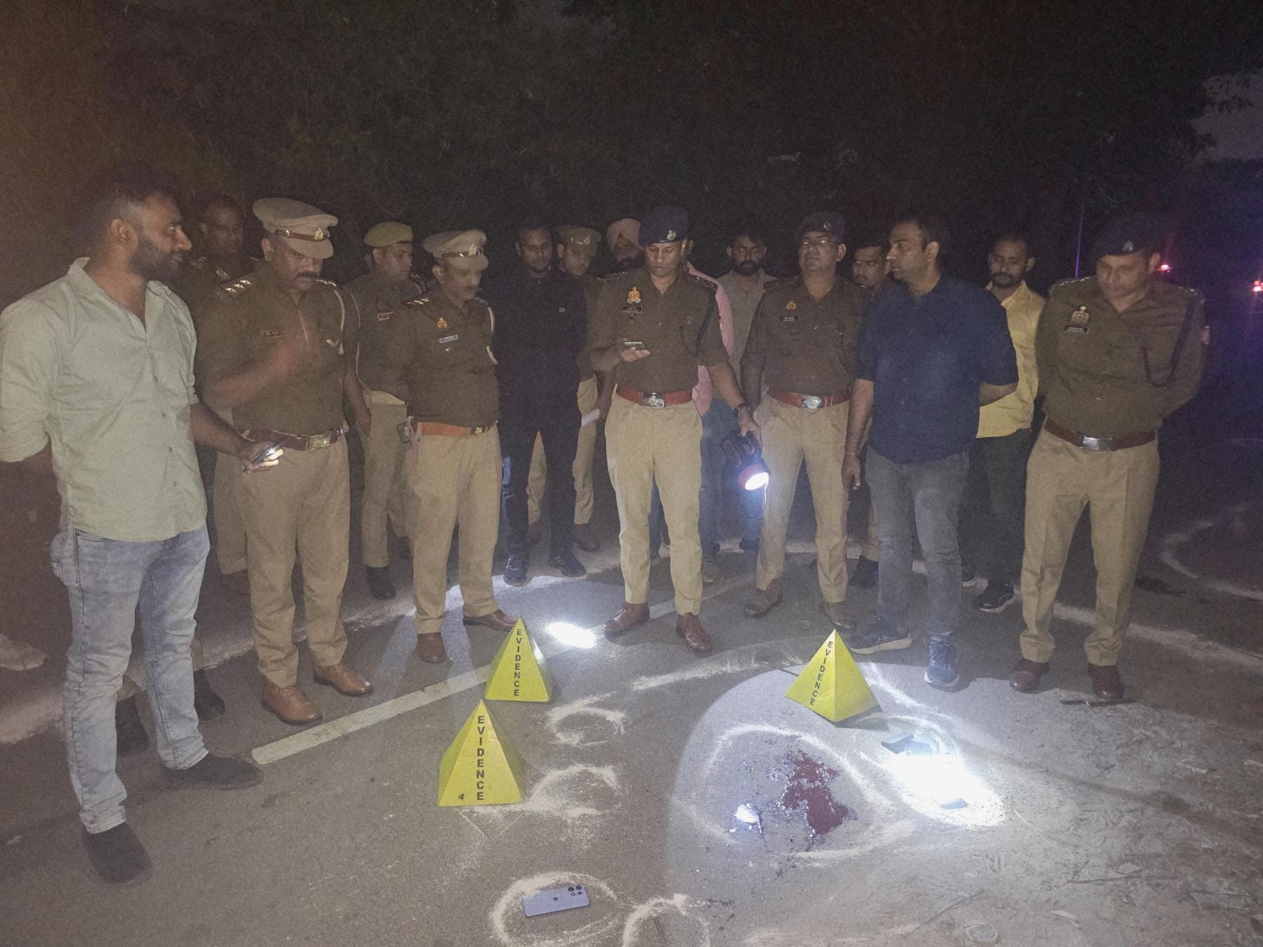 मुठभेड़ के दौरान गिरफ्तार बदमाश शुभम व जांच करती पुलिस। मुठभेड़ के दौरान गिरफ्तार बदमाश शुभम व जांच करती पुलिस।
