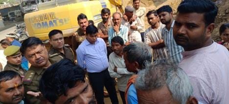 प्रदर्शन करते ग्रामीण।