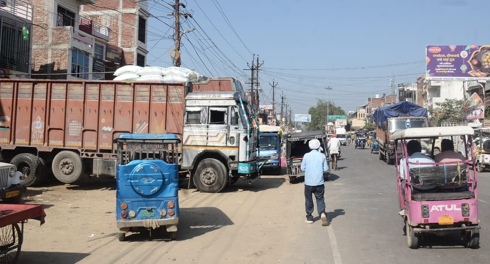 प्रयागराज अयोध्या राजमार्ग बराछा मोड पर खड़े ट्रक। संवाद