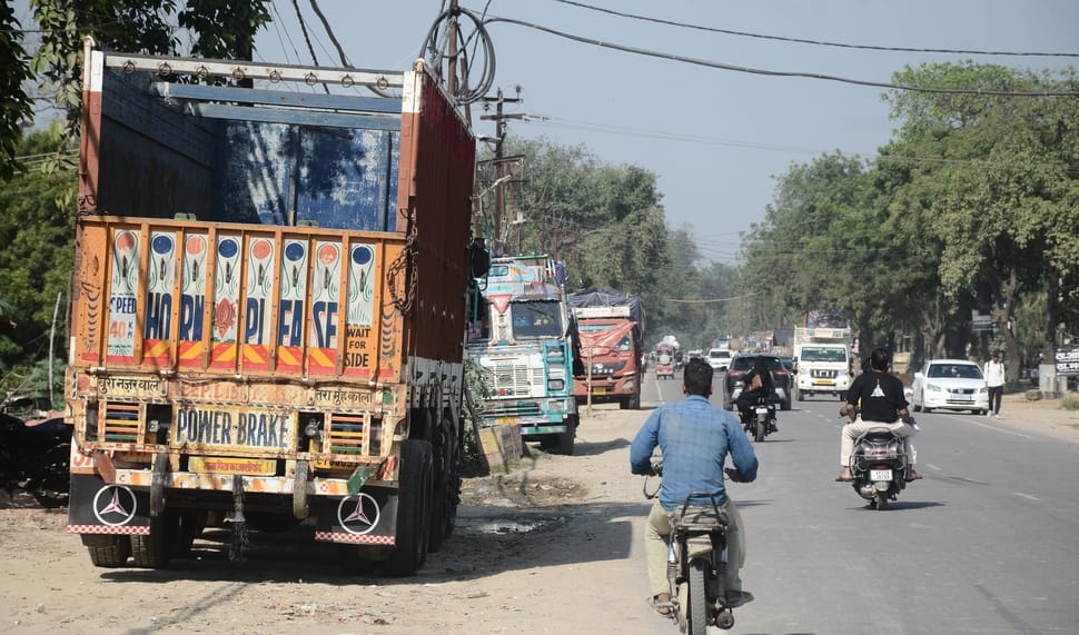 प्रयागराज अयोध्या राजमार्ग बराछा मोड पर खड़े ट्रक। संवाद