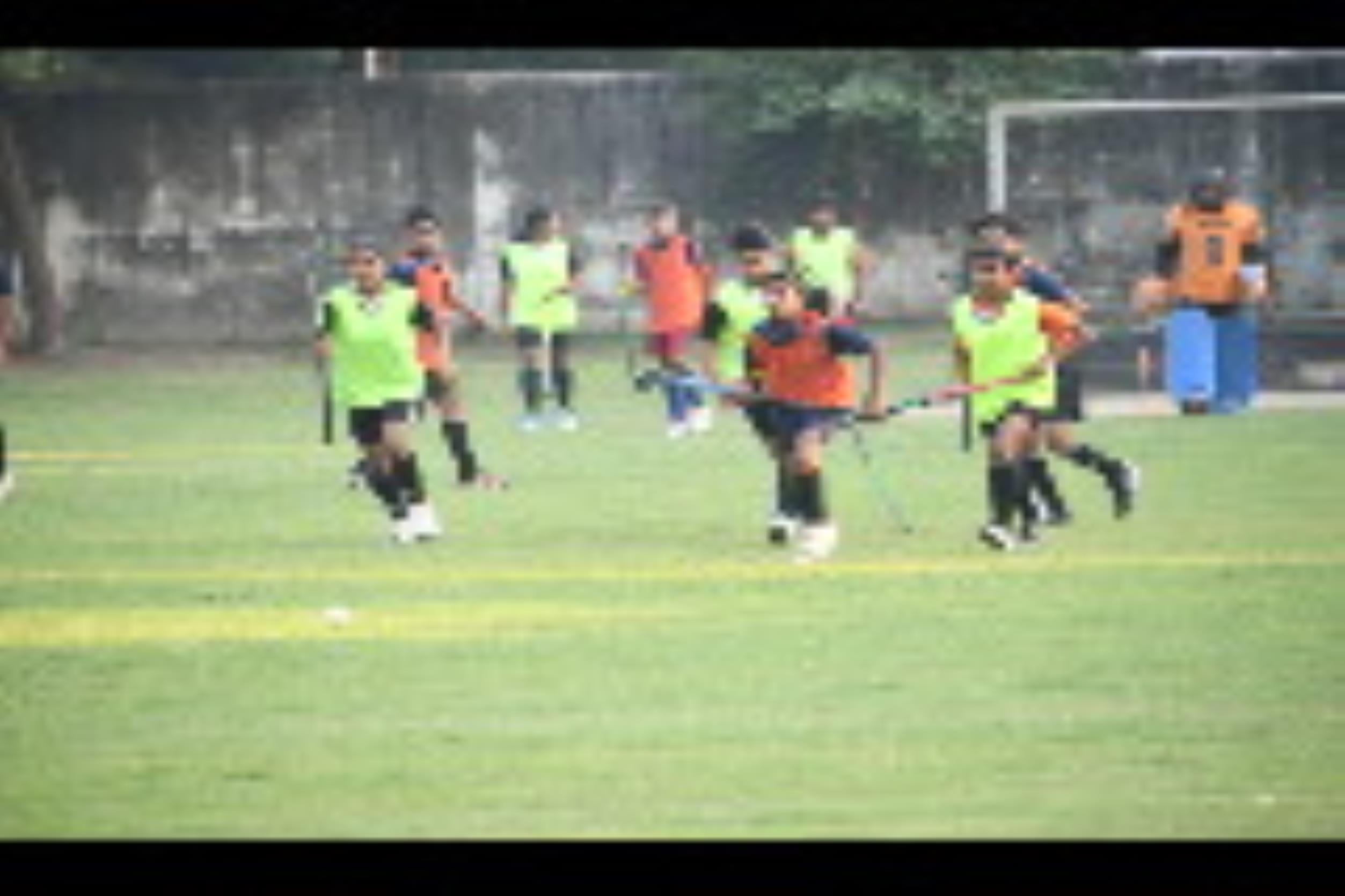 सब जूनियर हॉकी प्रतियोगिता में भिड़ते खिलाड़ी। सब जूनियर हॉकी प्रतियोगिता में भिड़ते खिलाड़ी।