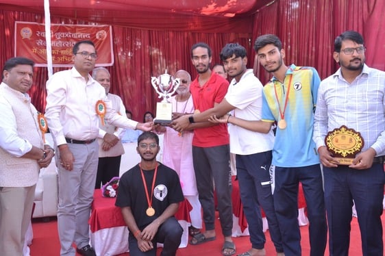 शाहजहांपुर में एसएस कॉलेज में खेल महोत्सव के समापन पर रंगारंग कार्यक्रम प्रस्तुत करतीं छात्राएं