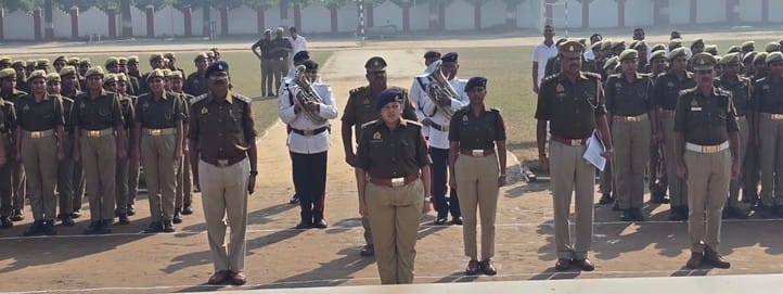 शाहजहांपुर में ओसीएफ के लॉन में वंदे मातरम का गान करते अधिकारी। स्रोत: निर्माणी