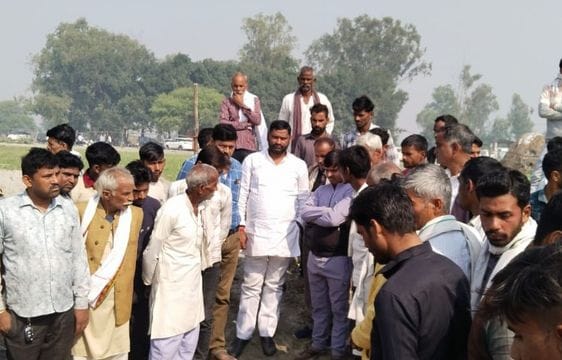 ताऊ के साथ खड़े मृतक अरवेश यादव के पांचों बच्चे। संवाद ताऊ के साथ खड़े मृतक अरवेश यादव के पांचों बच्चे। संवाद