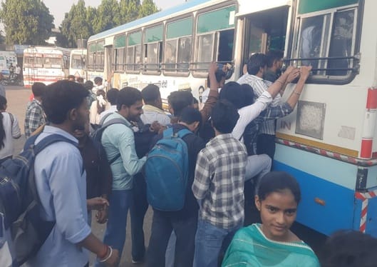 यमुनानगर बस स्टैंड से बस की खिड़की में लटक कर जाते विद्यार्थी। संवाद