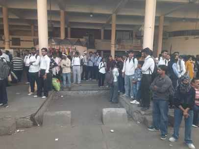 यमुनानगर बस स्टैंड से बस की खिड़की में लटक कर जाते विद्यार्थी। संवाद