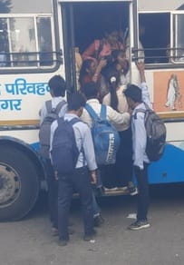 यमुनानगर बस स्टैंड से बस की खिड़की में लटक कर जाते विद्यार्थी। संवाद