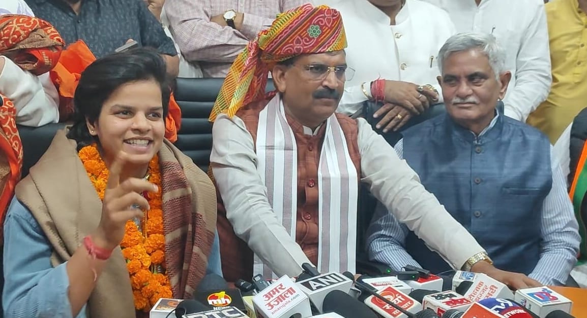 11...रोहतक के घनीपुरा में महिला क्रिकेट विश्व कप विजेता खिलाड़ी क्रिकेटर शैफाली वर्मा के स्वागत