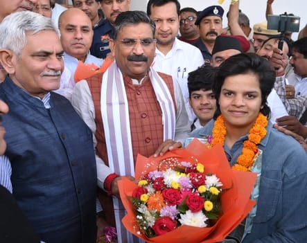 11...रोहतक के घनीपुरा में महिला क्रिकेट विश्व कप विजेता खिलाड़ी क्रिकेटर शैफाली वर्मा के स्वागत