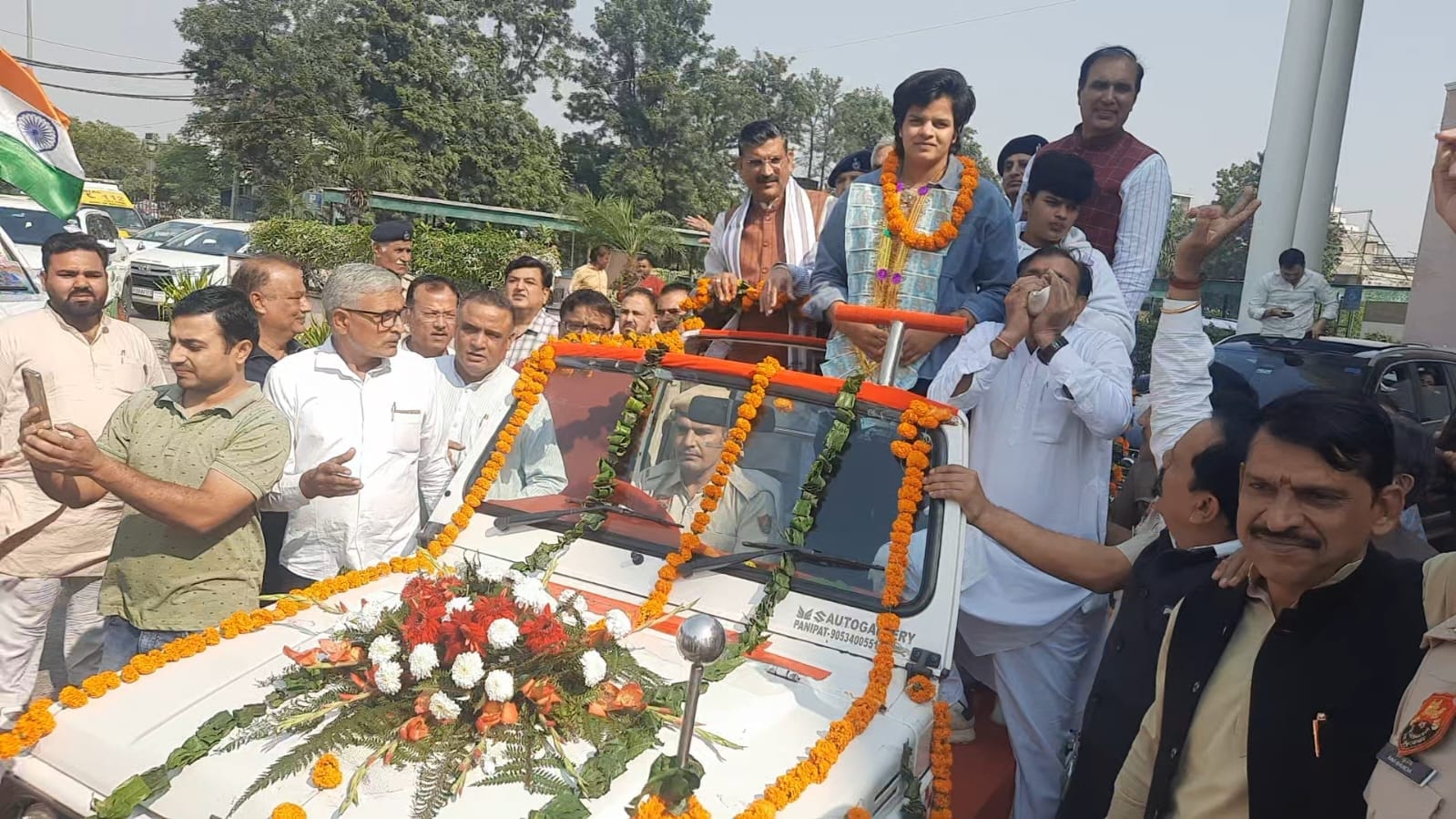 11...रोहतक के घनीपुरा में महिला क्रिकेट विश्व कप विजेता खिलाड़ी क्रिकेटर शैफाली वर्मा के स्वागत