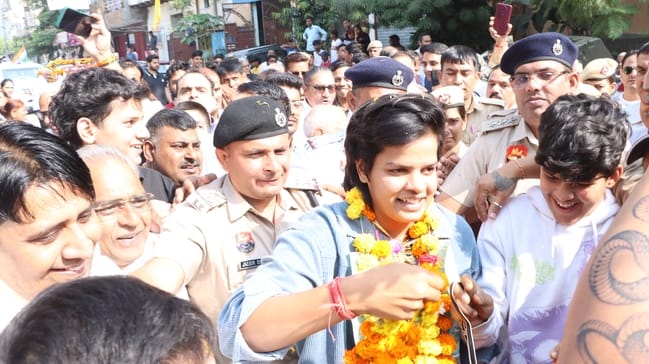 11...रोहतक के घनीपुरा में महिला क्रिकेट विश्व कप विजेता खिलाड़ी क्रिकेटर शैफाली वर्मा के स्वागत